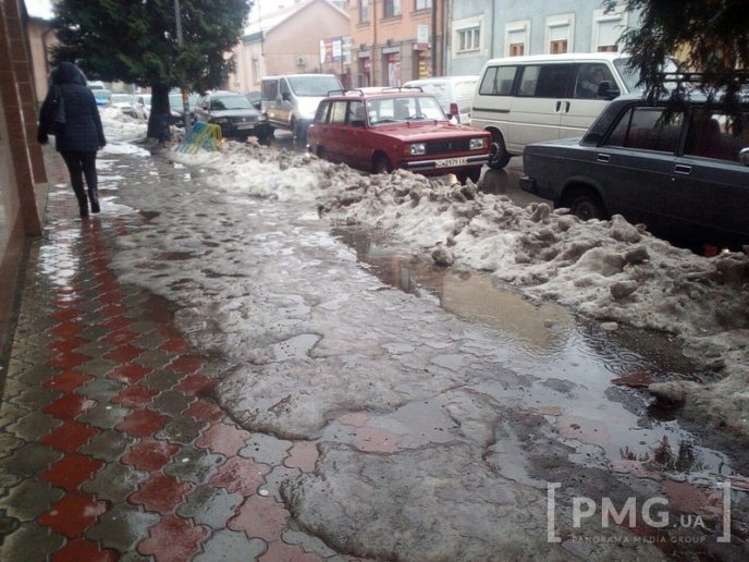 У Мукачеві тротуари та вулиці залиті водою, подекуди суцільний лід – 02