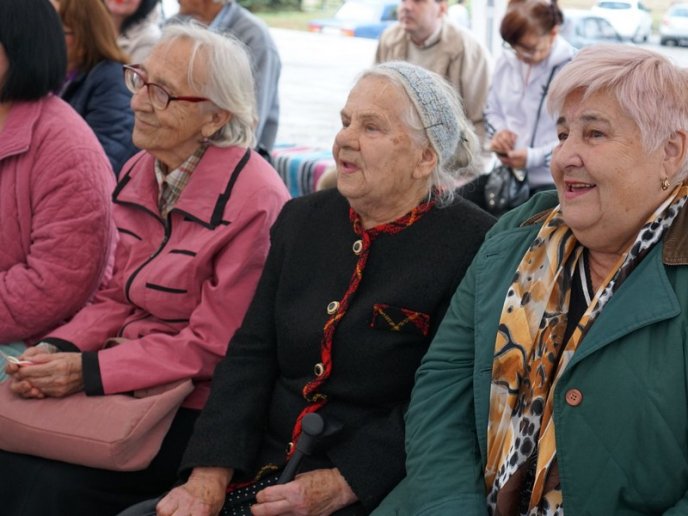Салон краси просто неба: в Ужгороді зробили подарунок для людей похилого віку – 06 Салон краси просто неба: в Ужгороді зробили подарунок для людей похилого віку – 06