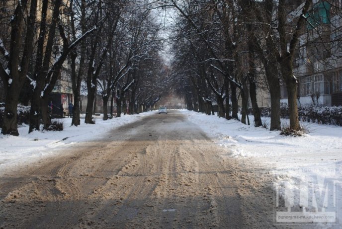Мукачівські комунальники так і залишили частину вулиць міста неприбраними від снігу (ФОТО) – 02 Мукачівські комунальники так і залишили частину вулиць міста неприбраними від снігу (ФОТО) – 02