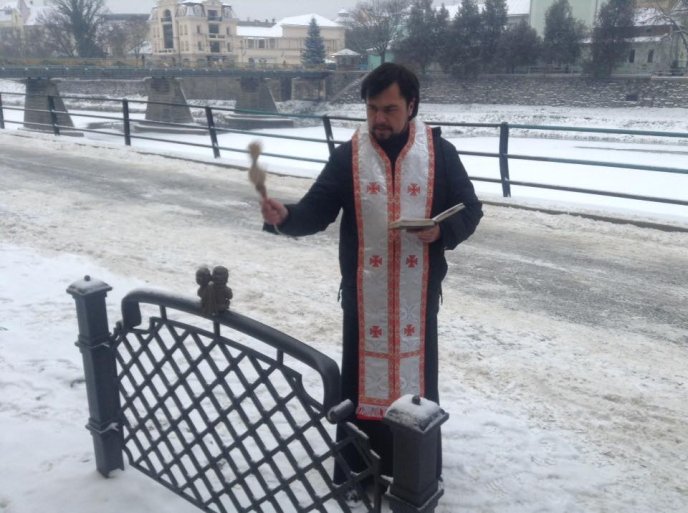 В Ужгороді освятили нові міні-скульптурки міста – 07