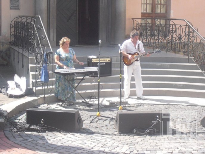 У Мукачеві митці допомагали військовим (ФОТО) – 06