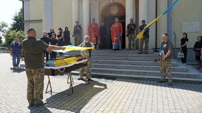 У Мукачеві сьогодні попрощалися із полеглим на війні Героєм – 04