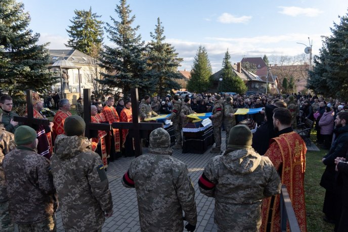 Чорний день для Ужгорода: в місті сьогодні поховали трьох військових – 06