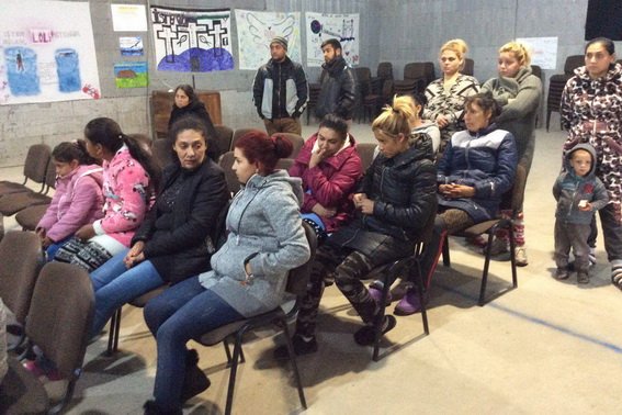 Поліцейські розповіли мукачівським ромам, що буде, якщо їхні діти прогулюватимуть уроки – 01