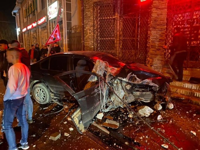 Водій на шаленій швидкості врізався у бетонний стовп: фото з місця події – 05