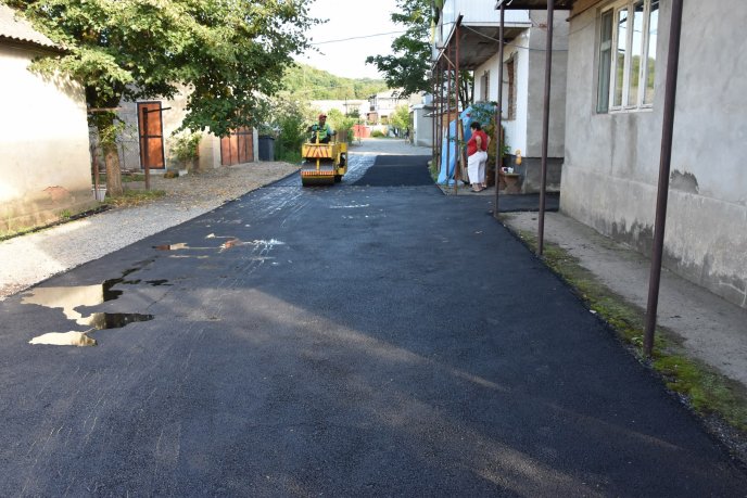 В Іршаві бригада жінок ремонтує дороги – 01