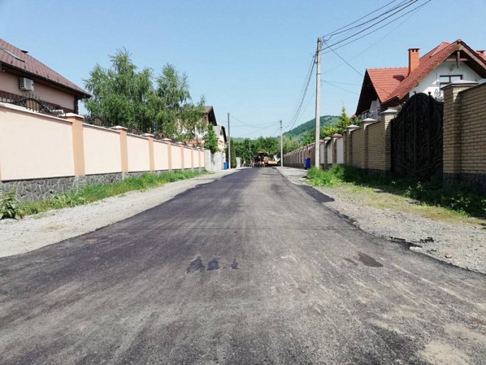 Сьогодні у Мукачеві асфальтують кілька доріг – 07