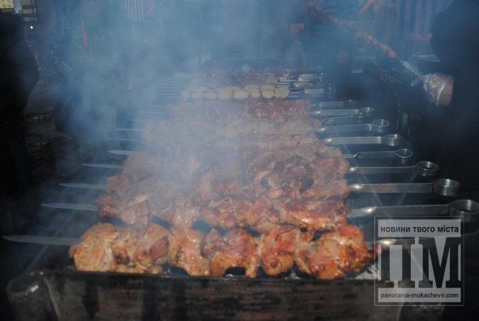 Сьогодні у центрі Мукачева неофіційно стартував фестиваль "Червене вино" (ФОТОРЕПОРТАЖ) – 02