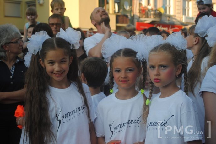 У Мукачеві шоу-балет "Сучасник" відзначив свій 30-річний ювілей святковим концертом – 03