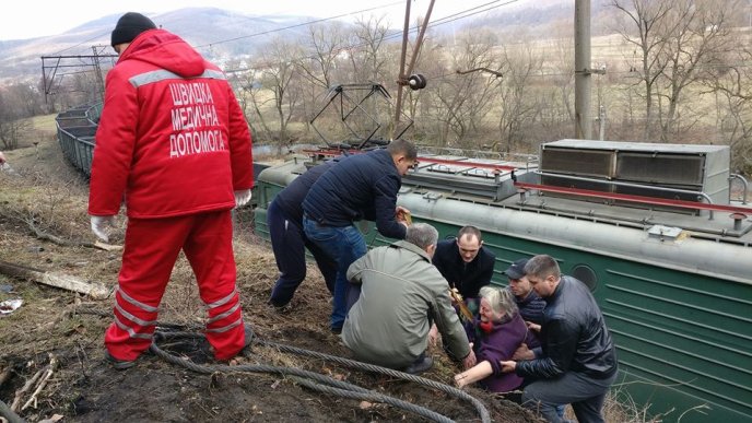 Жахлива ДТП біля Малого Березного: автобус з людьми вилетів з дороги і зірвався у прірву на залізничну колію – 01