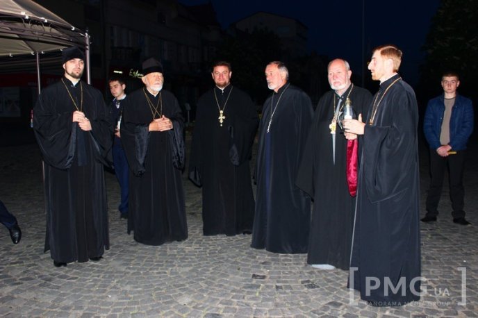 Мукачівці зустріли Благодатний Вогонь, який зійшов у Єрусалимі – 02