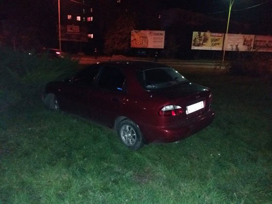 В Ужгороді легковик вилетів на клумбу кругового руху – 01