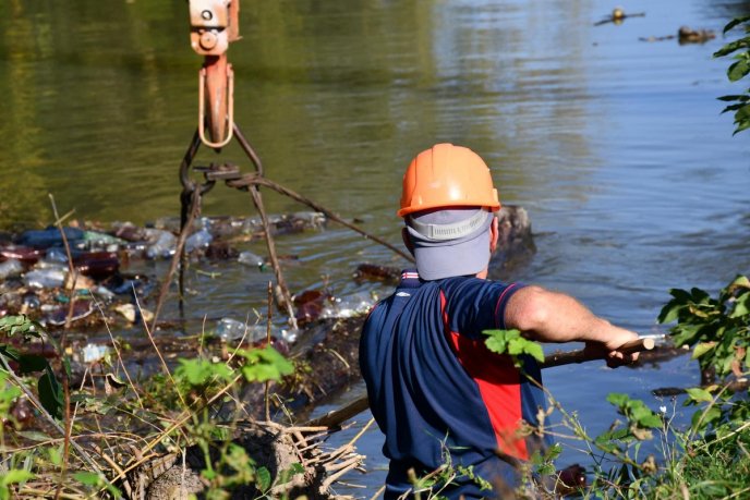 Пластикові пляшки і побутові відходи: закарпатцям показали, в якому стані одна з річок краю – 03 Пластикові пляшки і побутові відходи: закарпатцям показали, в якому стані одна з річок краю – 03