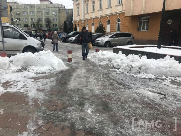 Вулиці Мукачева перетворилися на ковзанку – 01