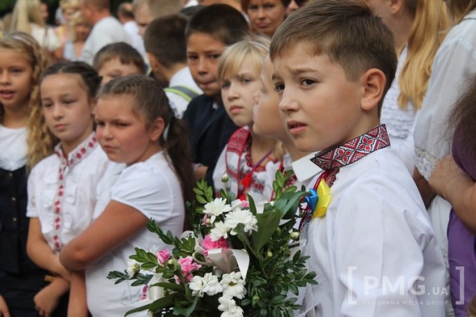 НВК "Гармонія" урочисто відзначила свято Першого вересня лінійкою у вишиванках – 05