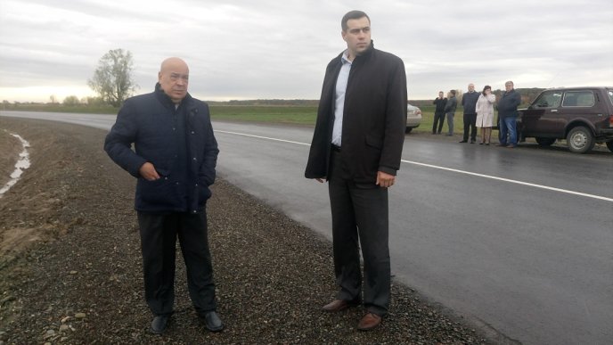 30 см "подушка", 8 см основного асфальту та 5 см вирівнюючого покриття: на Закарпатті з’явилась фантастична дорога – 02