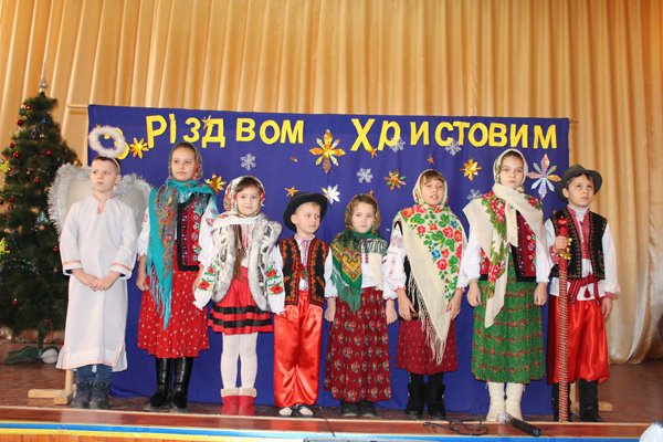 У Дубовому юні колядники з навколишніх сіл славили народження Ісуса Христа – 10