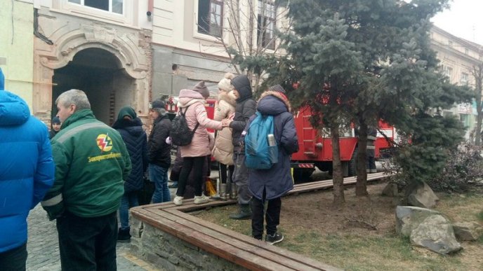 Пожежні машини у центральній частині Мукачева: рятувальники розповіли, що сталося – 02