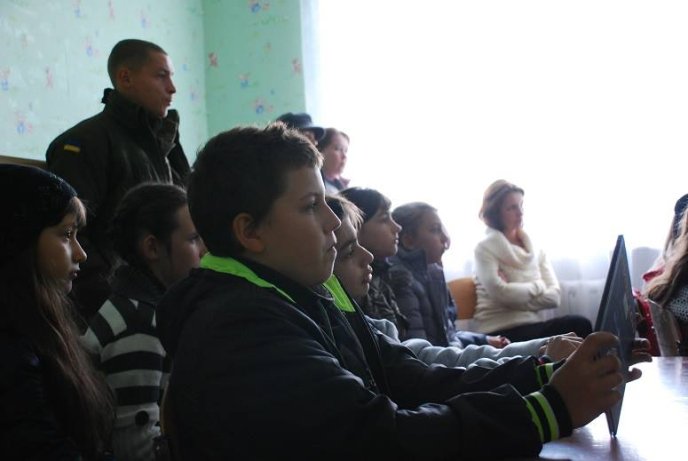 Бійці 128-ої бригади зустрілись із місцевими школярами – 01 Бійці 128-ої бригади зустрілись із місцевими школярами – 01