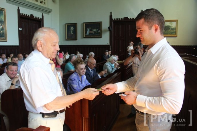 Почесним городянам вручили перші картки мукачівця   – 06 Почесним городянам вручили перші картки мукачівця   – 06