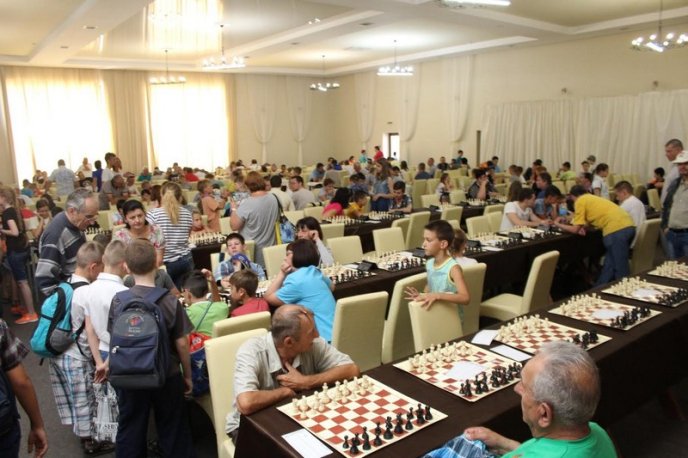 У Мукачеві розпочався міжнародний шаховий турнір – 06