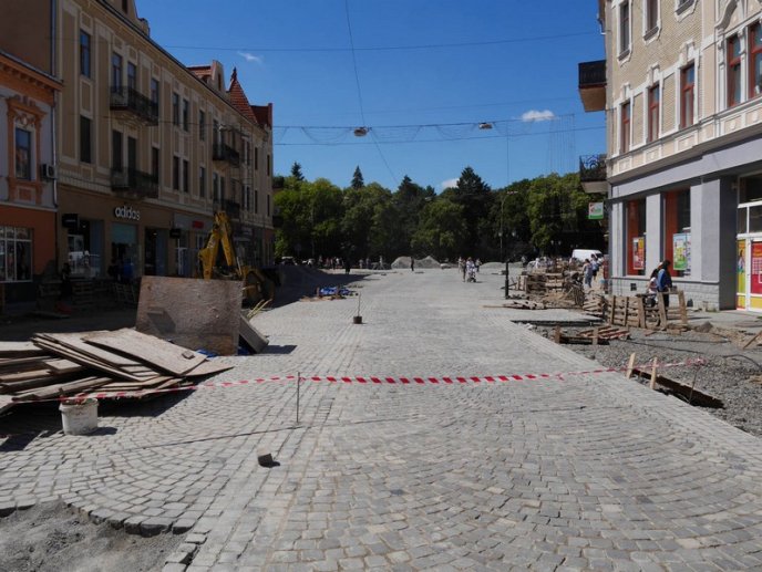 На площі Петефі в Ужгороді фасади магазинів оформлять в єдиному стилі – 07
