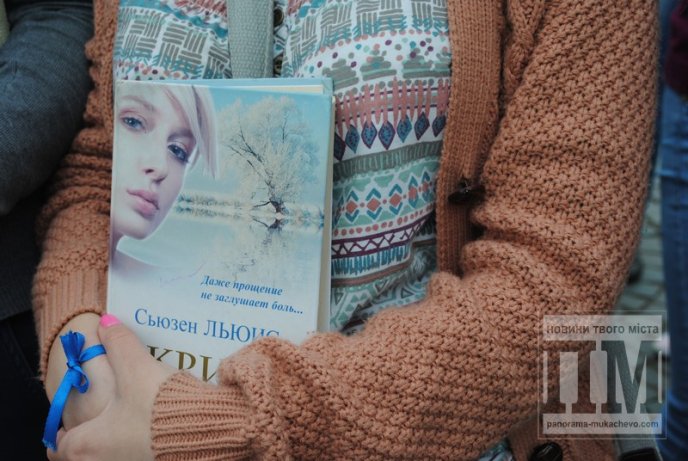 Молодь Мукачева влаштувала флешмоб "Місто читає" (ФОТО) – 02