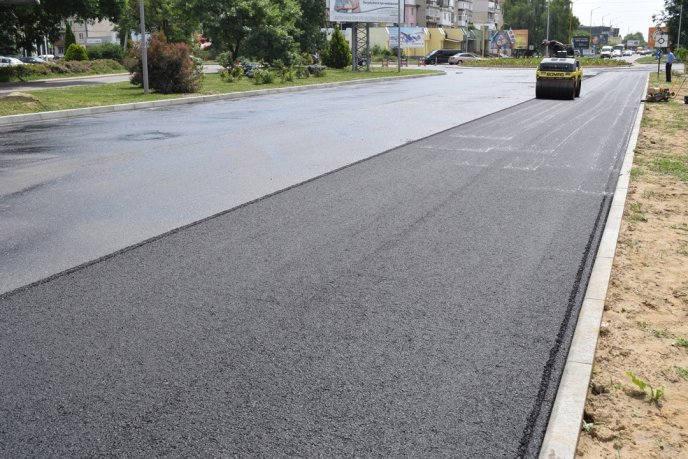В Ужгороді асфальтують перехрестя вулиць Перемоги – Легоцького – 01