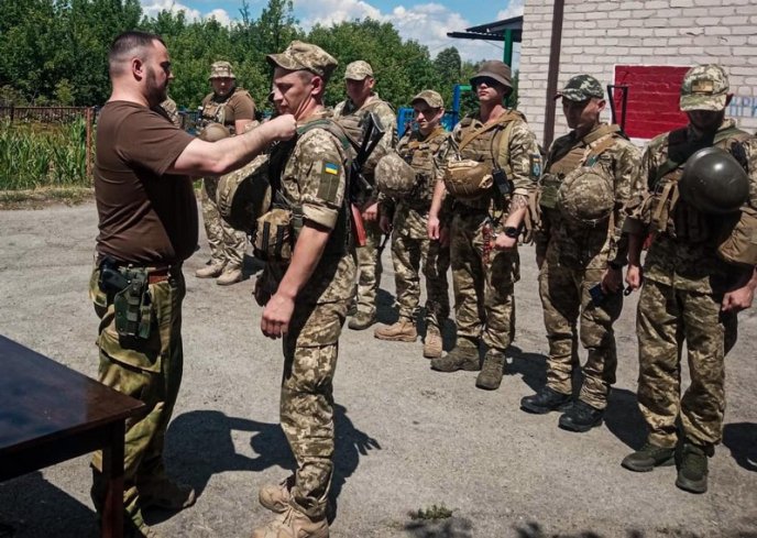 Військовим 128 бригади вручили державні і відомчі нагороди – 03