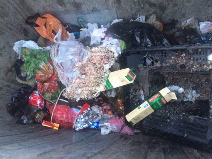 У Мукачеві підліток викинув на смітних щойно народжену дитину своєї знайомої – 02