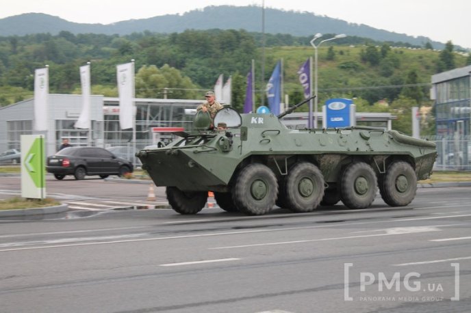 Колона з БТРом та КРАЗом рушила в бік Ужгорода – 02