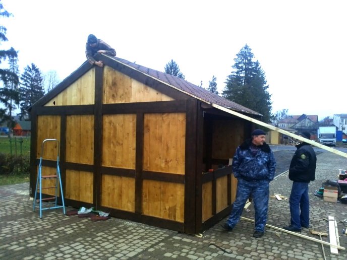 У Мукачеві почали монтувати будиночки для фестивалю "Червене вино" – 05