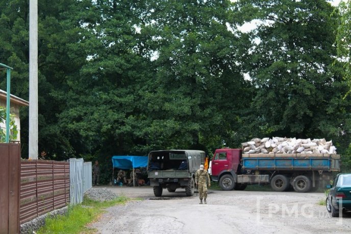 Поблизу Мукачева продовжують працювати тимчасові блокпости військових – 05