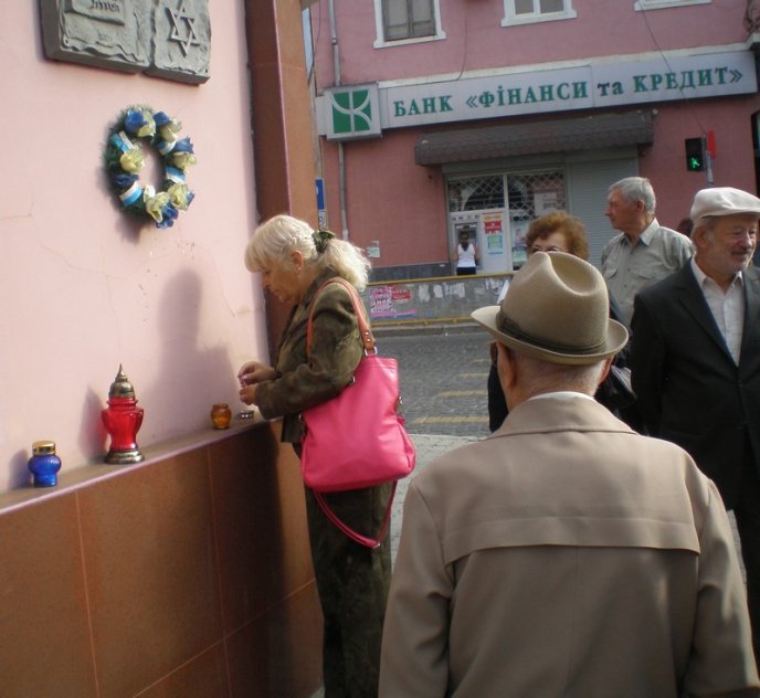 У Мукачеві вшанували жертв фашизму (ФОТО) – 02 У Мукачеві вшанували жертв фашизму (ФОТО) – 02