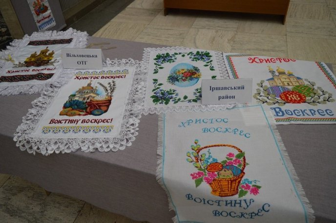 На головній площі Закарпаття розквітли писанками великодні дерева – 07