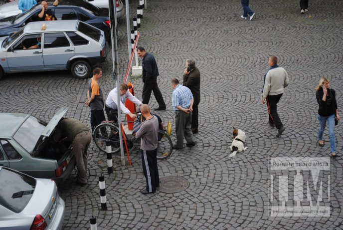 У центрі Мукачева вантажівка пошкодила шлагбаум (ФОТО) – 06