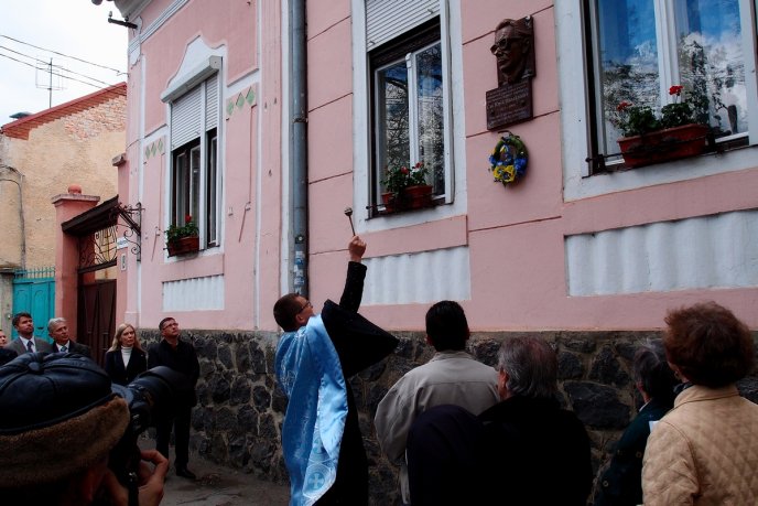 В Ужгороді відкрили пам’ятну дошку видатному краєзнавцю Юрію Саку – 11
