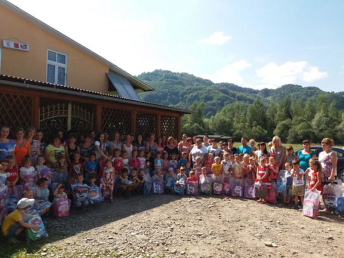 Першокласники із 12 сіл Тячівщини отримали шкільні ранці та приладдя – 08