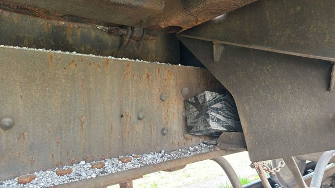 Митники та прикордонники знайшли контрабанду / фото: Закарпатська митниця