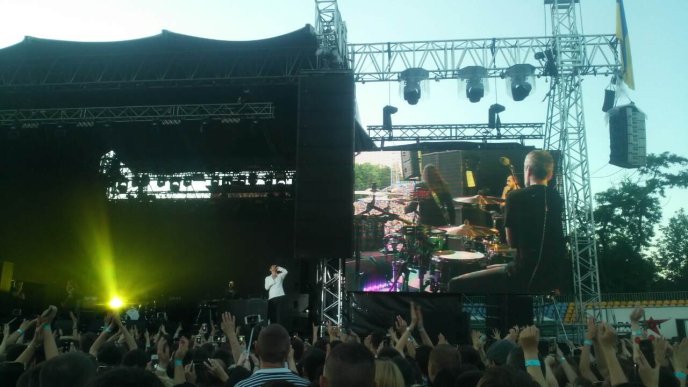 Концерт гурту "Океан Ельзи" в Ужгороді показали з висоти пташиного польоту – 01