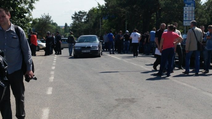 Голова облради Михайло Рівіс домовився з власниками іноземних авто про розблокування КПП «Ужгород» – 02 Голова облради Михайло Рівіс домовився з власниками іноземних авто про розблокування КПП «Ужгород» – 02