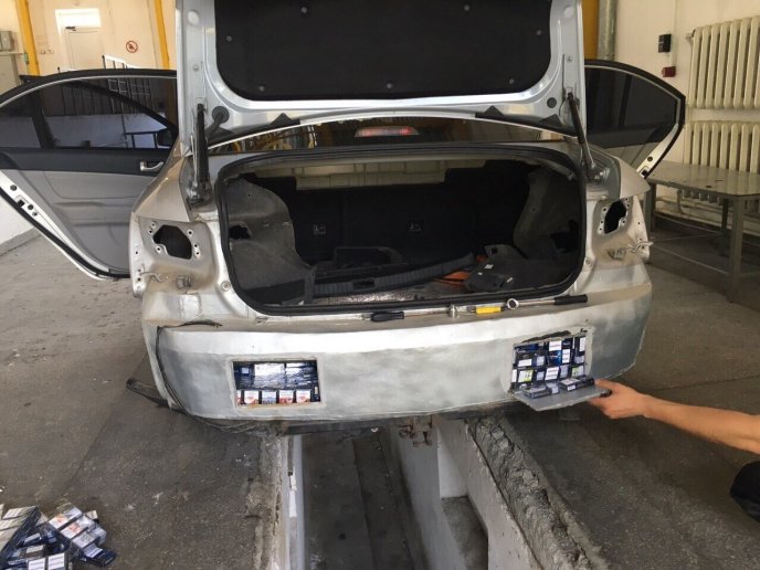 У громадянина України вилучили автомобіль через перевезення партії "лівих" цигарок – 01