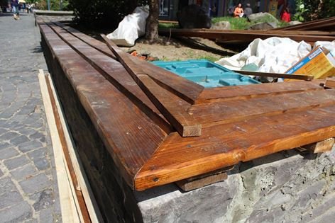 У центрі Мукачева комунальники оновлюють лавки – 01