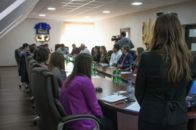 В Ужгороді за «круглим столом» обговорили найактуальніші екологічні проблеми Закарпаття – 07 В Ужгороді за «круглим столом» обговорили найактуальніші екологічні проблеми Закарпаття – 07