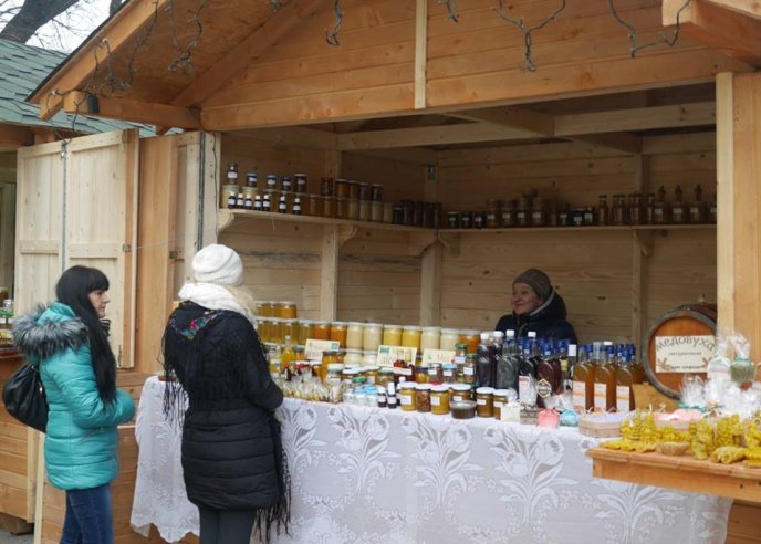 В Ужгороді на фестивалі можна скуштувати медовуху, різні смаколики та купити сувенір – 01