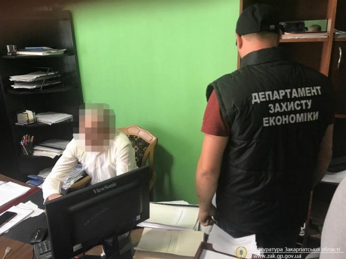 Закарпатські посадовці попалися на хабарі – 03