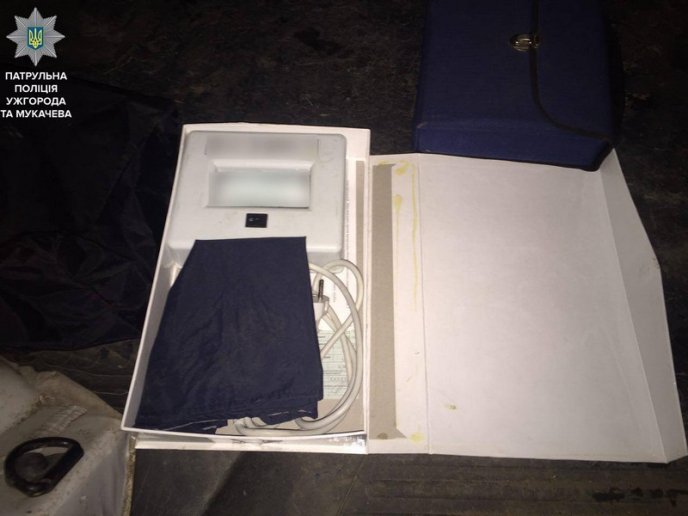 Патрульні зупинили мікроавтобус, водій якого може бути причетний до крадіжки медикаментів – 03