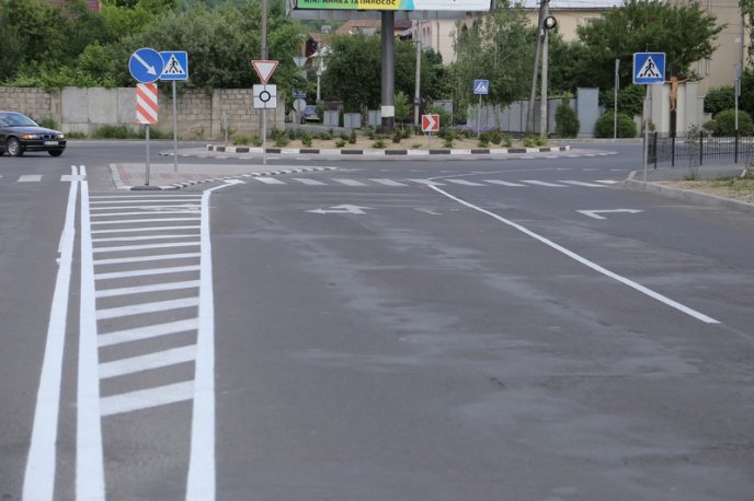 У Мукачеві оновлюють дорожню розмітку – 01