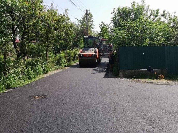 Сьогодні у Мукачеві асфальтують кілька доріг – 08