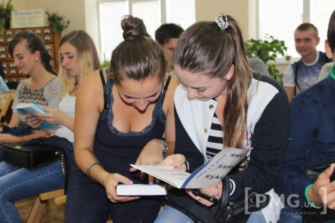 У Мукачеві відбувся флешмоб "Молодь читає" – 08